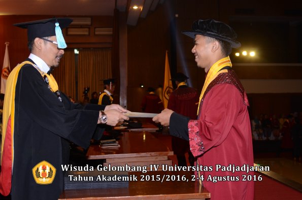 Wisuda Unpad Gel IV TA 2015_2016 Fakultas Ilmu Budaya Oleh Dekan -117
