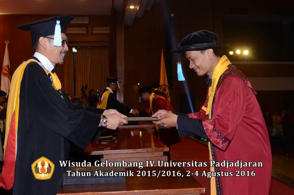 Wisuda Unpad Gel IV TA 2015_2016 Fakultas Ilmu Budaya Oleh Dekan -118