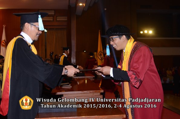 Wisuda Unpad Gel IV TA 2015_2016 Fakultas Ilmu Budaya Oleh Dekan -119