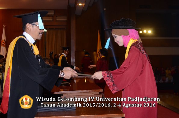 Wisuda Unpad Gel IV TA 2015_2016 Fakultas Ilmu Budaya Oleh Dekan -121