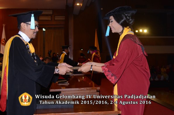 Wisuda Unpad Gel IV TA 2015_2016 Fakultas Ilmu Budaya Oleh Dekan -122