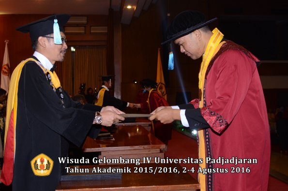 Wisuda Unpad Gel IV TA 2015_2016 Fakultas Ilmu Budaya Oleh Dekan -125