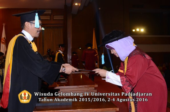 Wisuda Unpad Gel IV TA 2015_2016 Fakultas Ilmu Budaya Oleh Dekan -126