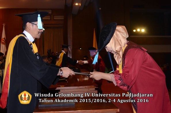 Wisuda Unpad Gel IV TA 2015_2016 Fakultas Ilmu Budaya Oleh Dekan -127