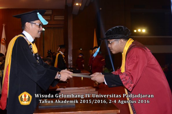 Wisuda Unpad Gel IV TA 2015_2016 Fakultas Ilmu Budaya Oleh Dekan -128