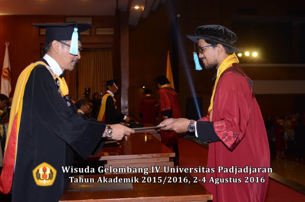 Wisuda Unpad Gel IV TA 2015_2016 Fakultas Ilmu Budaya Oleh Dekan -130