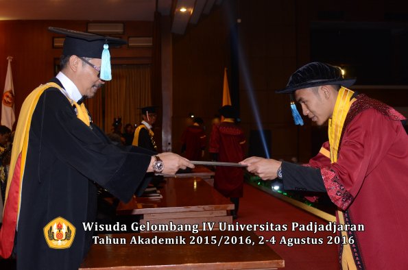 Wisuda Unpad Gel IV TA 2015_2016 Fakultas Ilmu Budaya Oleh Dekan -131