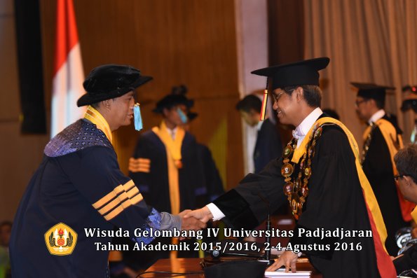 Wisuda Unpad Gel IV TA 2015_2016 Fakultas Ilmu Budaya Oleh Rektor -001