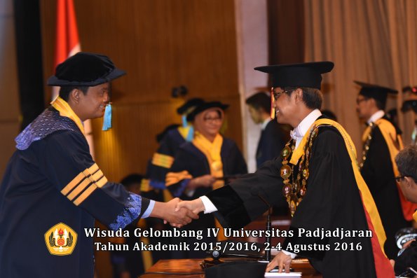 Wisuda Unpad Gel IV TA 2015_2016 Fakultas Ilmu Budaya Oleh Rektor -003
