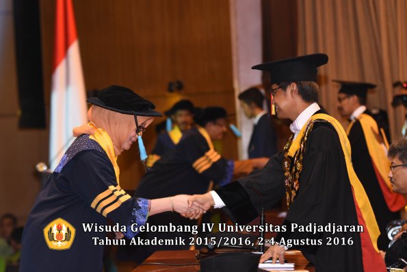 Wisuda Unpad Gel IV TA 2015_2016 Fakultas Ilmu Budaya Oleh Rektor -004