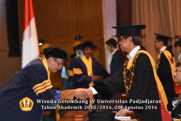 Wisuda Unpad Gel IV TA 2015_2016 Fakultas Ilmu Budaya Oleh Rektor -005