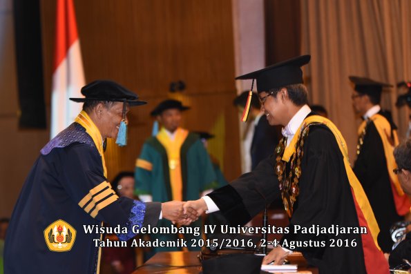 Wisuda Unpad Gel IV TA 2015_2016 Fakultas Ilmu Budaya Oleh Rektor -007