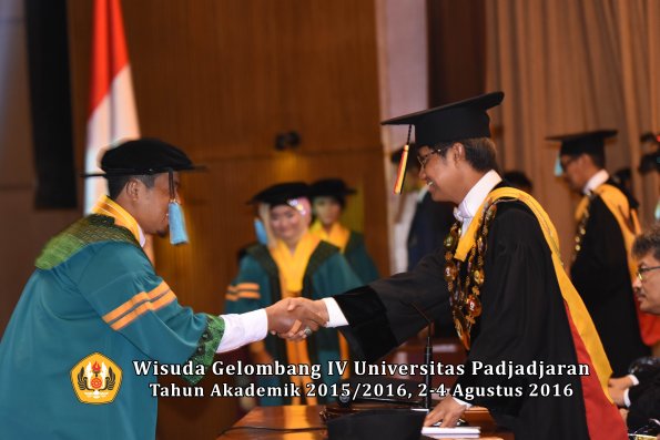 Wisuda Unpad Gel IV TA 2015_2016 Fakultas Ilmu Budaya Oleh Rektor -008