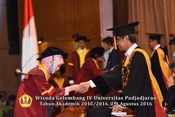 Wisuda Unpad Gel IV TA 2015_2016 Fakultas Ilmu Budaya Oleh Rektor -011
