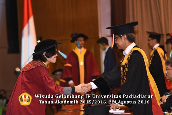 Wisuda Unpad Gel IV TA 2015_2016 Fakultas Ilmu Budaya Oleh Rektor -012