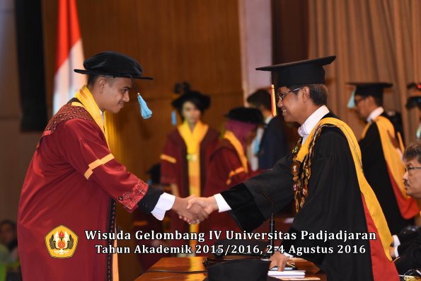 Wisuda Unpad Gel IV TA 2015_2016 Fakultas Ilmu Budaya Oleh Rektor -013