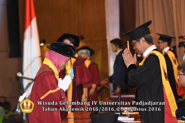 Wisuda Unpad Gel IV TA 2015_2016 Fakultas Ilmu Budaya Oleh Rektor -014