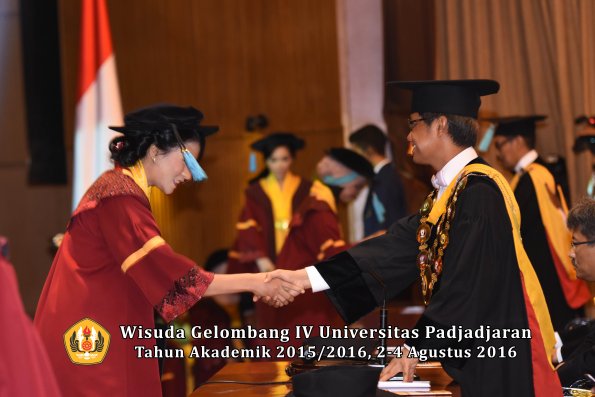 Wisuda Unpad Gel IV TA 2015_2016 Fakultas Ilmu Budaya Oleh Rektor -015