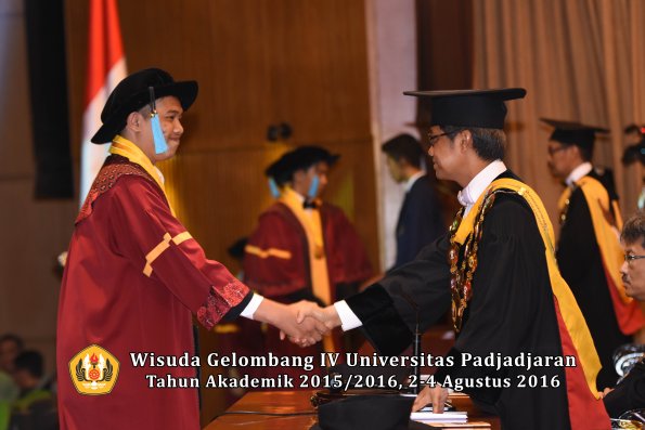 Wisuda Unpad Gel IV TA 2015_2016 Fakultas Ilmu Budaya Oleh Rektor -024