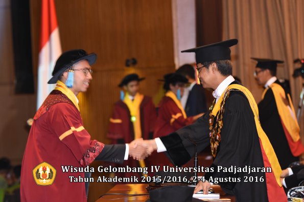 Wisuda Unpad Gel IV TA 2015_2016 Fakultas Ilmu Budaya Oleh Rektor -026