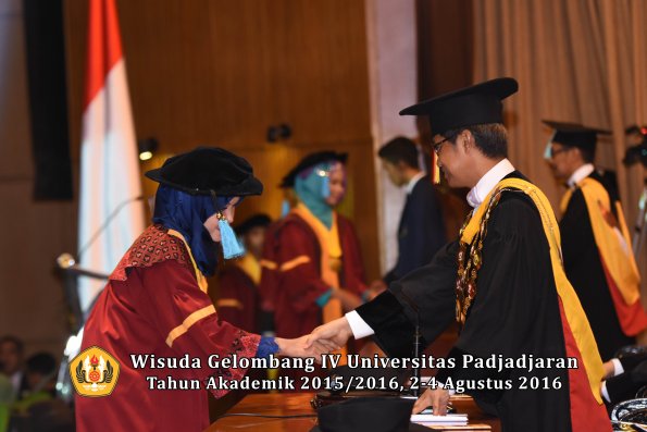 Wisuda Unpad Gel IV TA 2015_2016 Fakultas Ilmu Budaya Oleh Rektor -029