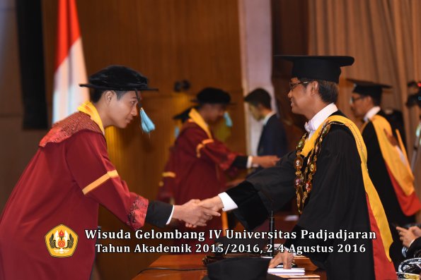 Wisuda Unpad Gel IV TA 2015_2016 Fakultas Ilmu Budaya Oleh Rektor -031