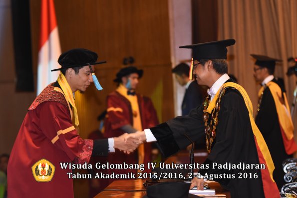 Wisuda Unpad Gel IV TA 2015_2016 Fakultas Ilmu Budaya Oleh Rektor -035