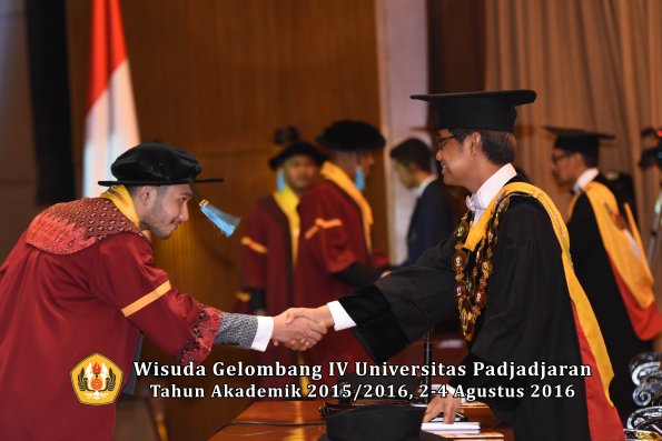 Wisuda Unpad Gel IV TA 2015_2016 Fakultas Ilmu Budaya Oleh Rektor -036