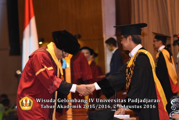 Wisuda Unpad Gel IV TA 2015_2016 Fakultas Ilmu Budaya Oleh Rektor -037