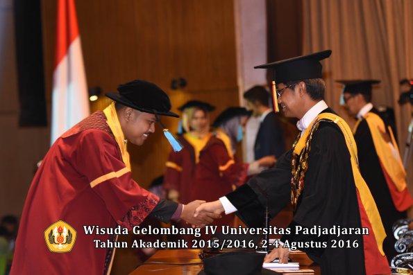 Wisuda Unpad Gel IV TA 2015_2016 Fakultas Ilmu Budaya Oleh Rektor -038