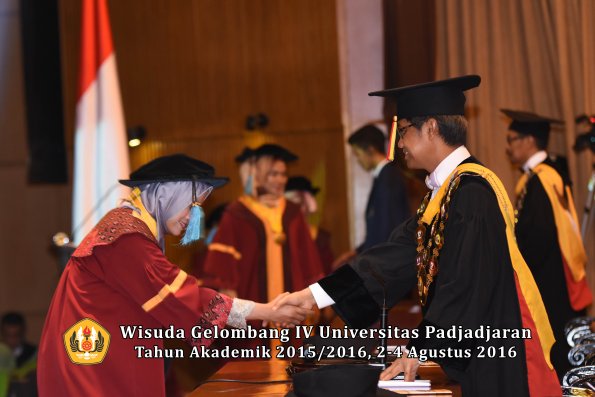 Wisuda Unpad Gel IV TA 2015_2016 Fakultas Ilmu Budaya Oleh Rektor -039