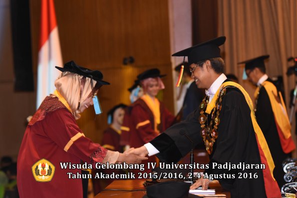 Wisuda Unpad Gel IV TA 2015_2016 Fakultas Ilmu Budaya Oleh Rektor -040