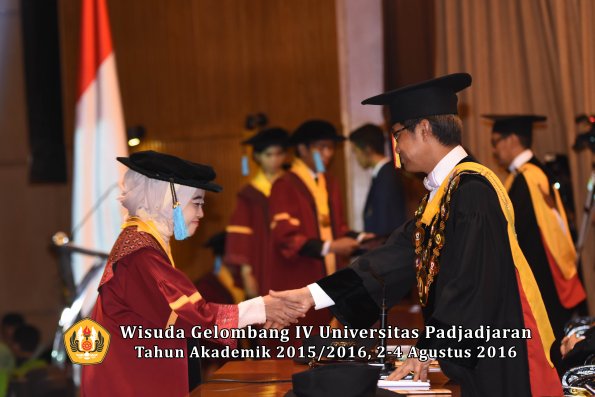Wisuda Unpad Gel IV TA 2015_2016 Fakultas Ilmu Budaya Oleh Rektor -057