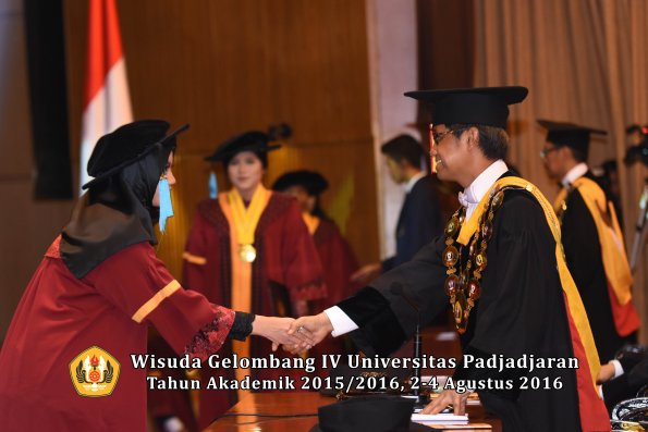 Wisuda Unpad Gel IV TA 2015_2016 Fakultas Ilmu Budaya Oleh Rektor -060