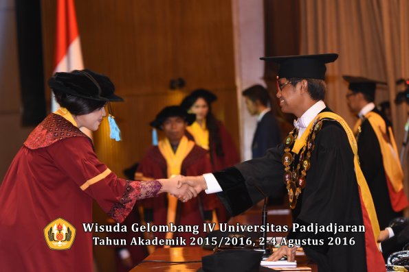 Wisuda Unpad Gel IV TA 2015_2016 Fakultas Ilmu Budaya Oleh Rektor -061