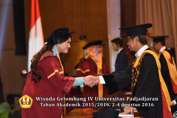 Wisuda Unpad Gel IV TA 2015_2016 Fakultas Ilmu Budaya Oleh Rektor -063