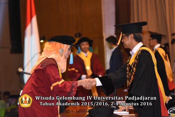 Wisuda Unpad Gel IV TA 2015_2016 Fakultas Ilmu Budaya Oleh Rektor -064