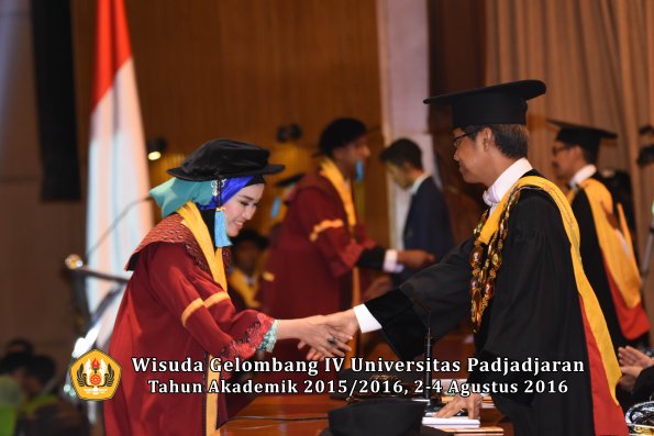 Wisuda Unpad Gel IV TA 2015_2016 Fakultas Ilmu Budaya Oleh Rektor -066