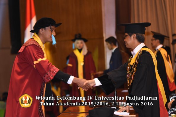 Wisuda Unpad Gel IV TA 2015_2016 Fakultas Ilmu Budaya Oleh Rektor -067