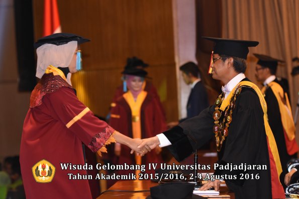Wisuda Unpad Gel IV TA 2015_2016 Fakultas Ilmu Budaya Oleh Rektor -068