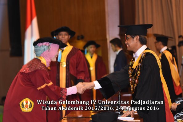Wisuda Unpad Gel IV TA 2015_2016 Fakultas Ilmu Budaya Oleh Rektor -069