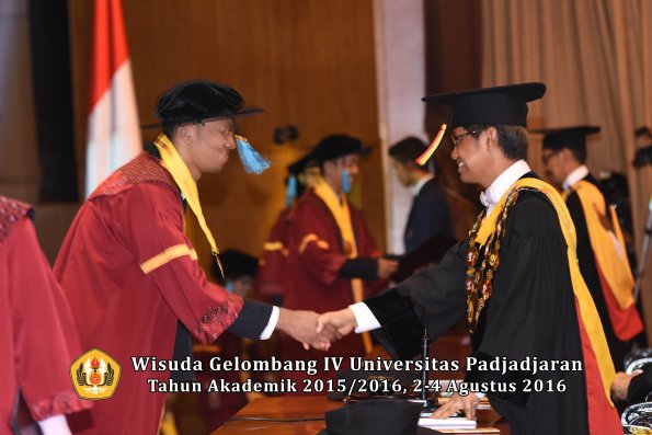 Wisuda Unpad Gel IV TA 2015_2016 Fakultas Ilmu Budaya Oleh Rektor -070