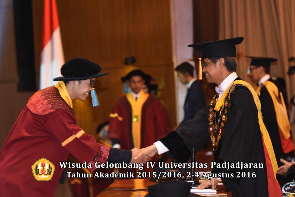 Wisuda Unpad Gel IV TA 2015_2016 Fakultas Ilmu Budaya Oleh Rektor -071