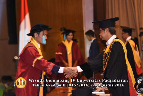 Wisuda Unpad Gel IV TA 2015_2016 Fakultas Ilmu Budaya Oleh Rektor -072