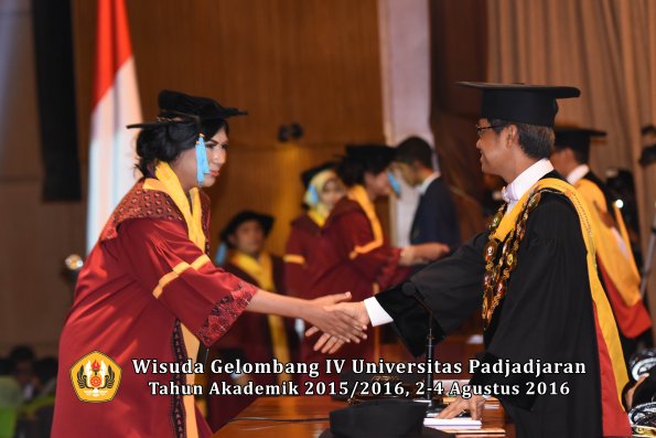 Wisuda Unpad Gel IV TA 2015_2016 Fakultas Ilmu Budaya Oleh Rektor -073
