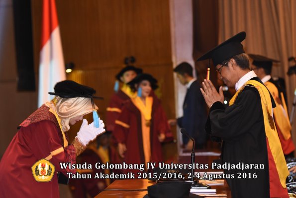 Wisuda Unpad Gel IV TA 2015_2016 Fakultas Ilmu Budaya Oleh Rektor -075