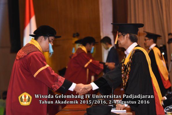 Wisuda Unpad Gel IV TA 2015_2016 Fakultas Ilmu Budaya Oleh Rektor -077