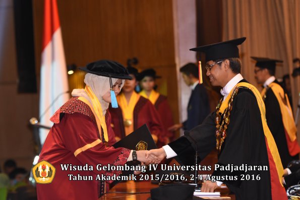 Wisuda Unpad Gel IV TA 2015_2016 Fakultas Ilmu Budaya Oleh Rektor -079