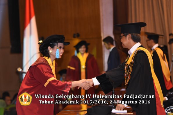 Wisuda Unpad Gel IV TA 2015_2016 Fakultas Ilmu Budaya Oleh Rektor -081