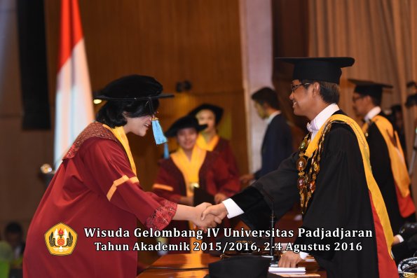Wisuda Unpad Gel IV TA 2015_2016 Fakultas Ilmu Budaya Oleh Rektor -082